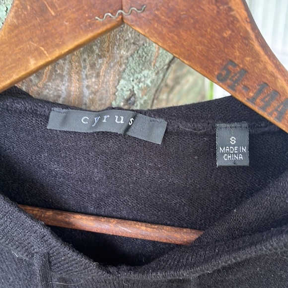 Cyrus Black Sweater Size Small - Picture 4 of 7